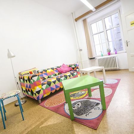 Dizzy Daisy Hostel Прага Экстерьер фото