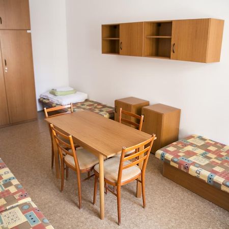 Dizzy Daisy Hostel Прага Экстерьер фото