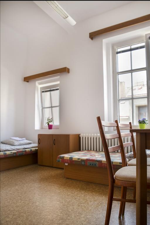Dizzy Daisy Hostel Прага Экстерьер фото