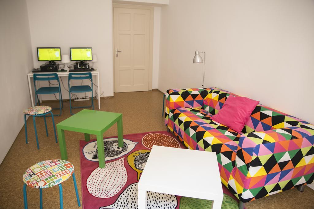 Dizzy Daisy Hostel Прага Экстерьер фото