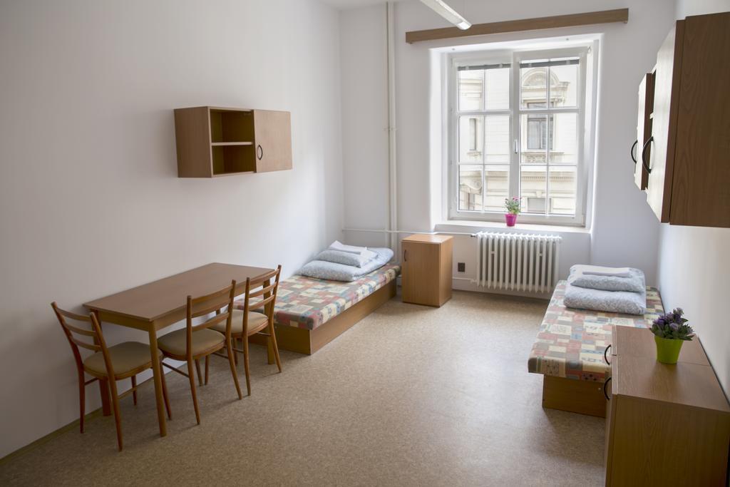 Dizzy Daisy Hostel Прага Экстерьер фото