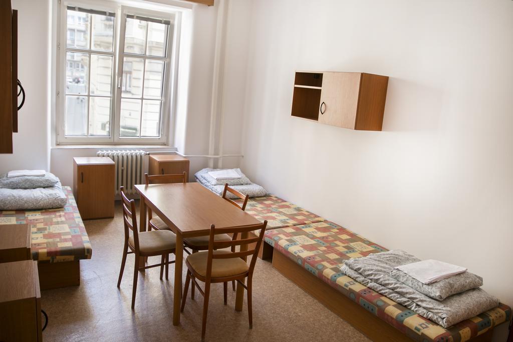 Dizzy Daisy Hostel Прага Экстерьер фото