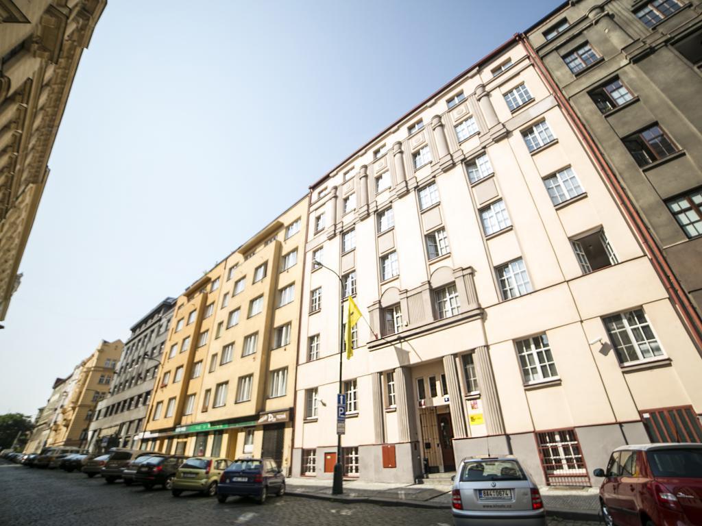 Dizzy Daisy Hostel Прага Экстерьер фото
