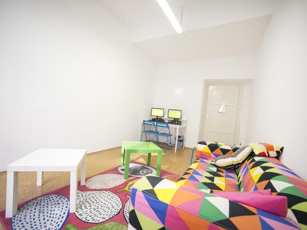 Dizzy Daisy Hostel Прага Экстерьер фото