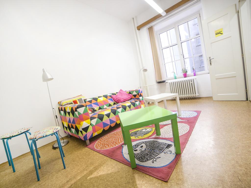 Dizzy Daisy Hostel Прага Экстерьер фото