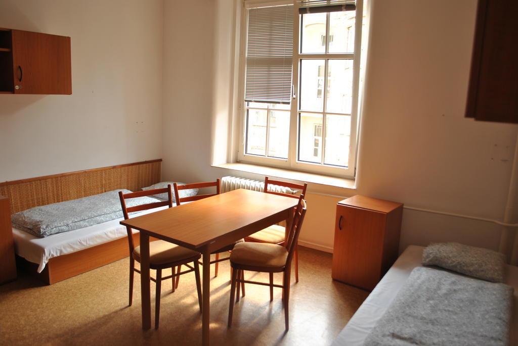 Dizzy Daisy Hostel Прага Номер фото
