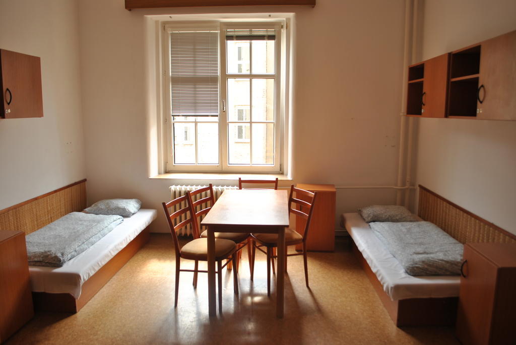 Dizzy Daisy Hostel Прага Номер фото