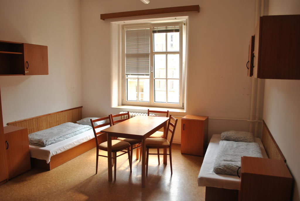 Dizzy Daisy Hostel Прага Номер фото