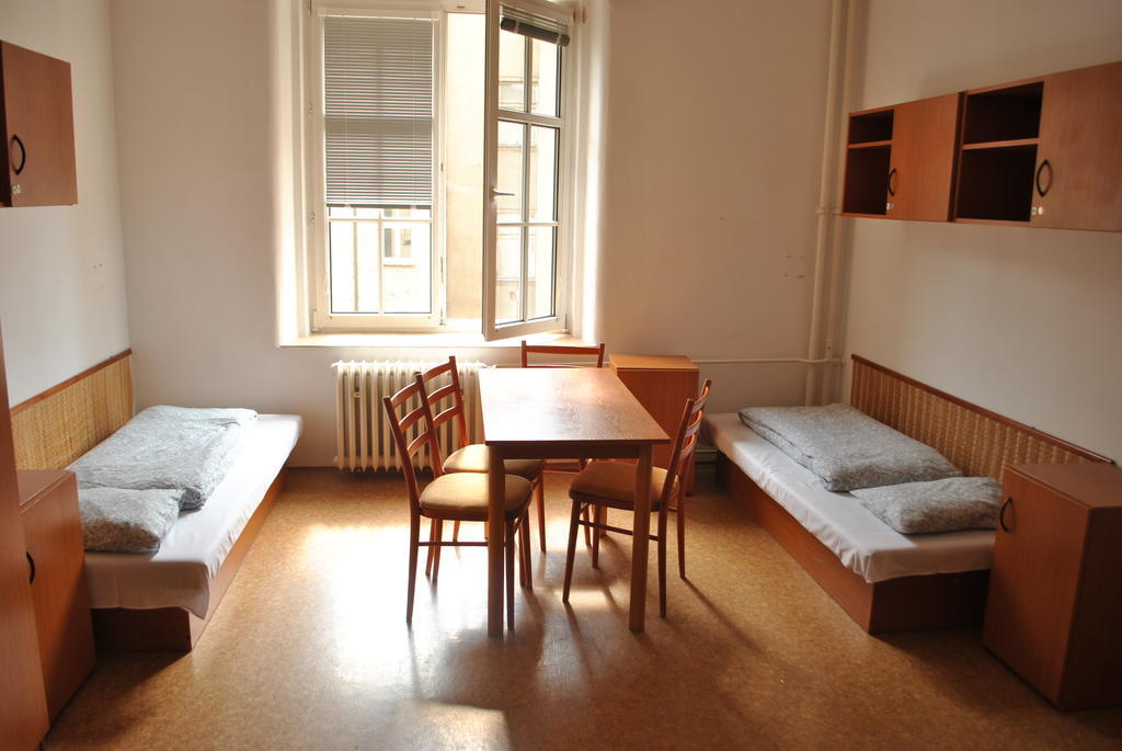 Dizzy Daisy Hostel Прага Номер фото