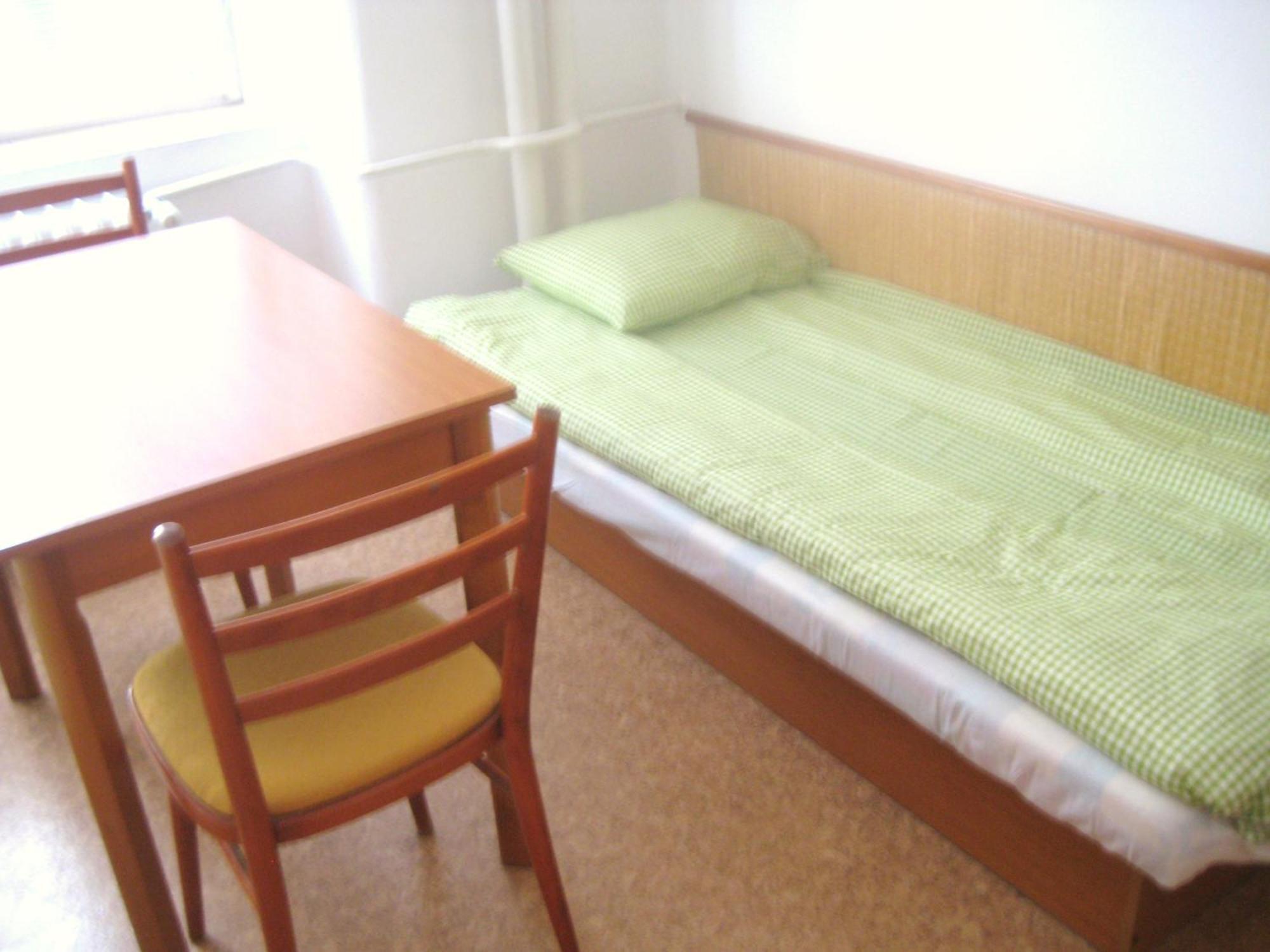 Dizzy Daisy Hostel Прага Экстерьер фото