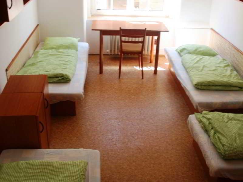 Dizzy Daisy Hostel Прага Экстерьер фото