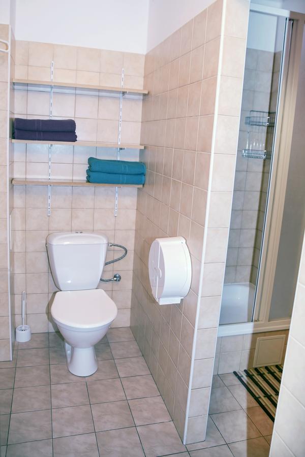 Dizzy Daisy Hostel Прага Экстерьер фото